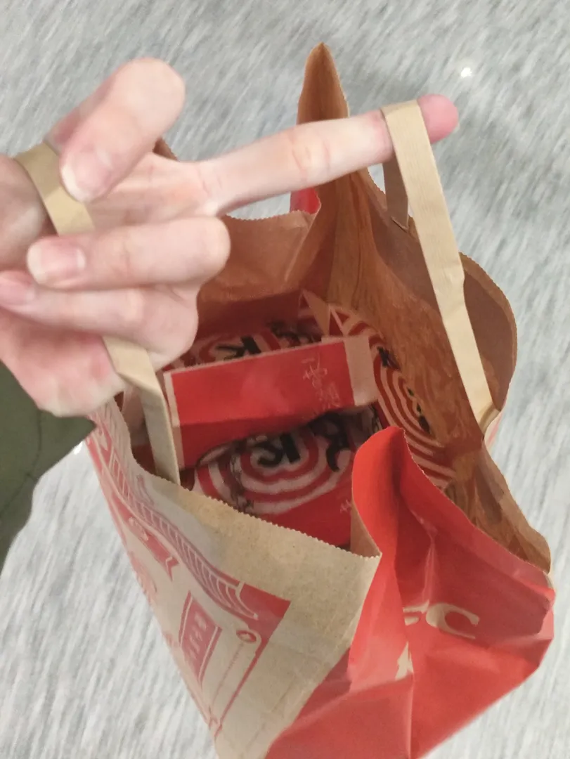 买了40个鸡块和三个派